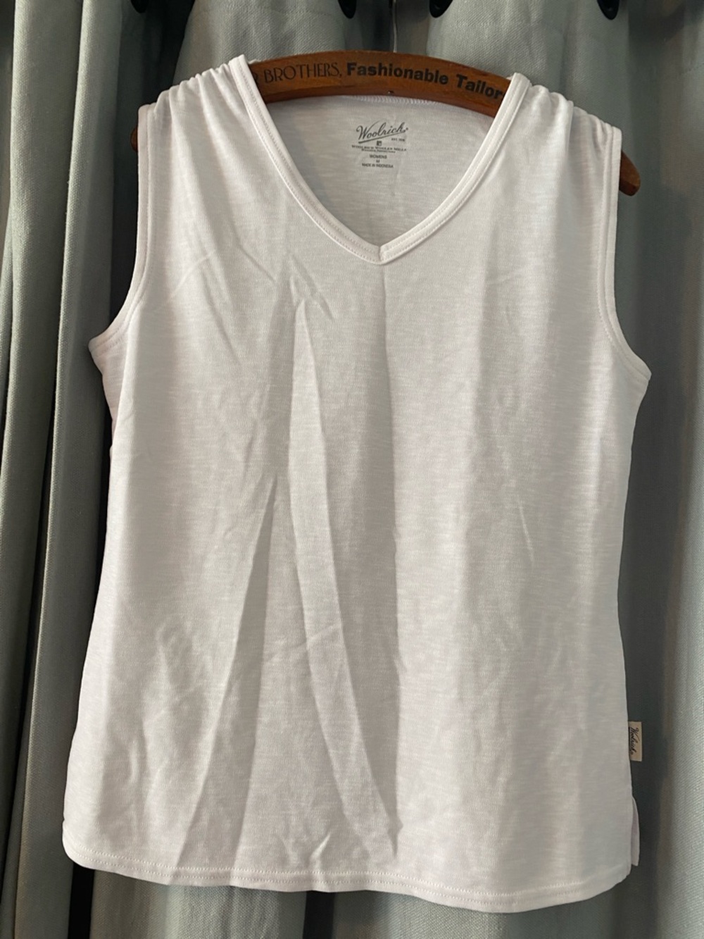 Woolrich White Moisture-Wicking V-Neck Sleeveless Tank, Women’s Size Medium